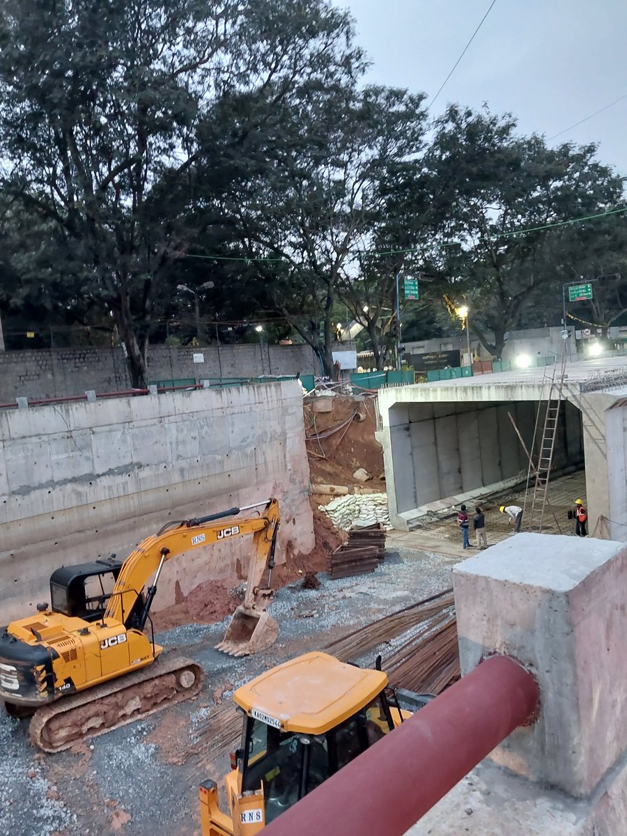 DevarajNadiger's tweet photo. Finally Some good progress in HAL junction underpass ,Old Airport road. Which is also part of signal free corridor initiated by Govt.
@BSBommai @CMofKarnataka
Thanks sir.
@NammaBengaluroo @ram_bhaktha @IndexKarnataka @Namma_ORRCA
#signalfreecorridor #oldairportroad https://t.co/fydcuAcfla