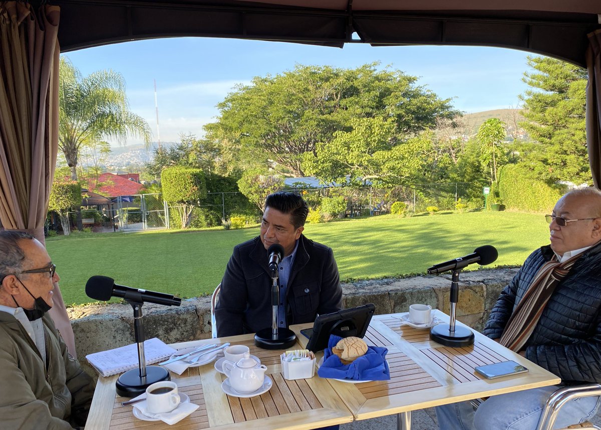StereoUno_Radio's tweet photo. Hoy en la mesa de análisis. “El combate de la pobreza en Oaxaca” sigue la transmisión 📻📡 #GrupoFMradios #stereouno #radio #news @pedrolceballos.                                     FB: 🎥 https://t.co/GY2ZcNmief https://t.co/6DqYY14mrS