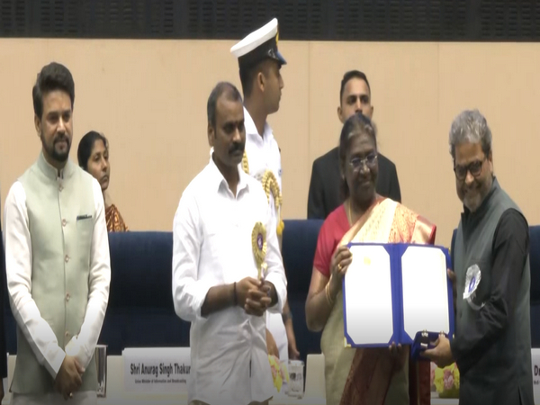 ani_digital's tweet photo. Vishal Bhardwaj receives National Award for Best Music Direction

Read @ANI Story | https://t.co/S4IdipP0Pb
#VishalBhardwaj #NationalAward #MusicDirection #PresidentMurmu https://t.co/6lhAhPvREx
