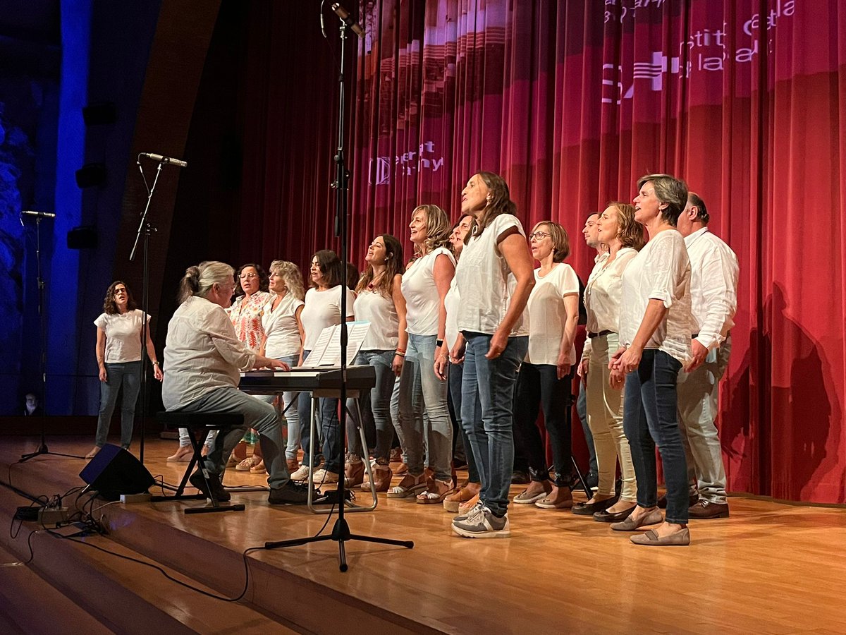 Els guanyadors de la gala d’#EufòrICS, la coral del CAP del Temple de #Tortosa (@icsebre) han estat els encarregats d’amenitzar l’acte amb la seva ja famosa versió de l’Hallelujah de Leonard Cohen. #JICS2022
