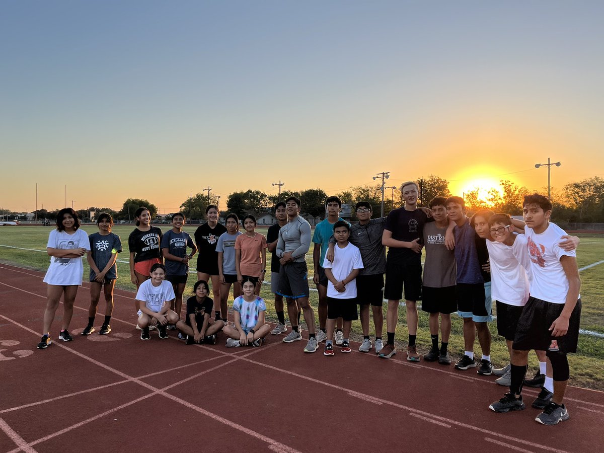 XCApaches's tweet photo. Super proud of these kids! Great workout this morning! We have much love and respect for them. #RunTribe #RiseandRun #GonzalesNow #donutsondaysoff https://t.co/SgPvusutT7