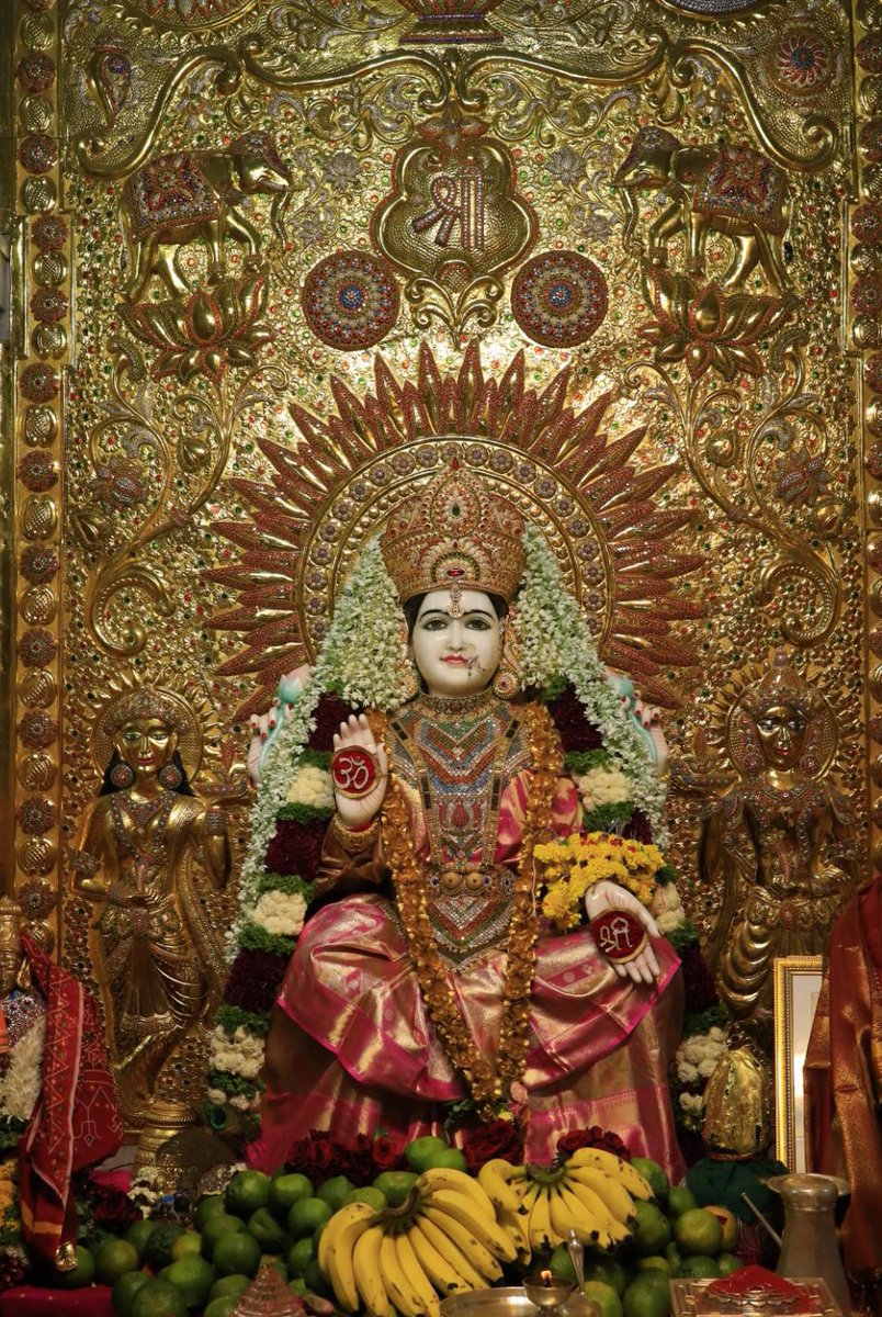 AUThackeray's tweet photo. सारसबाग येथील श्री महालक्ष्मीचे दर्शन घेऊन यथासांग पूजा केली. यावेळी जनतेवर आई महालक्ष्मीची अखंड कृपा लाभावी, याकरिता प्रार्थना केली. https://t.co/bO5GYr99fw