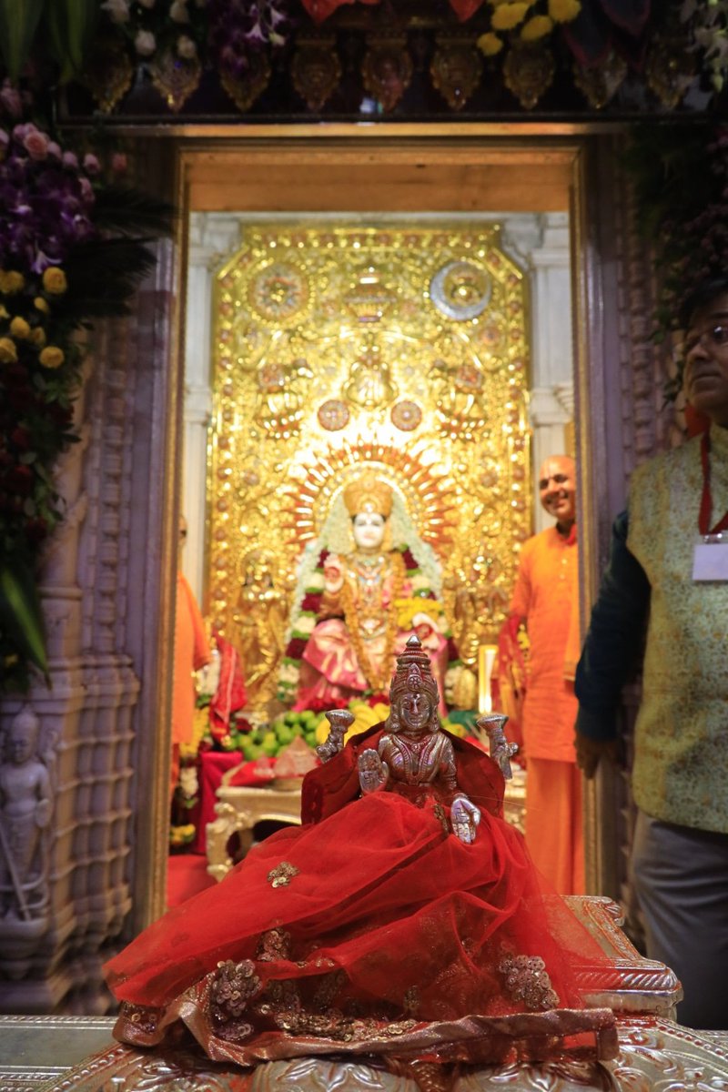 AUThackeray's tweet photo. सारसबाग येथील श्री महालक्ष्मीचे दर्शन घेऊन यथासांग पूजा केली. यावेळी जनतेवर आई महालक्ष्मीची अखंड कृपा लाभावी, याकरिता प्रार्थना केली. https://t.co/bO5GYr99fw