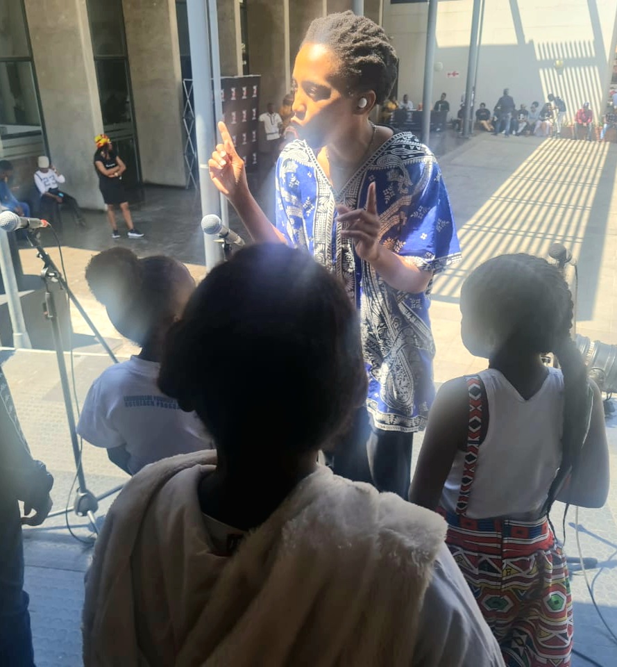 City_Ekurhuleni's tweet photo. Walking the road and teaching the youth were Dr Tu Nokwe, Gcebile Dlamini, Phuthi Mojela, Landisile Nomnqokwana, Joe Makhanza, and the #CoESRAC team. It was a proud moment for all to see the talented youth showcase what they had learnt.
#CoEWorks #CoEArts https://t.co/JEtcj211IB