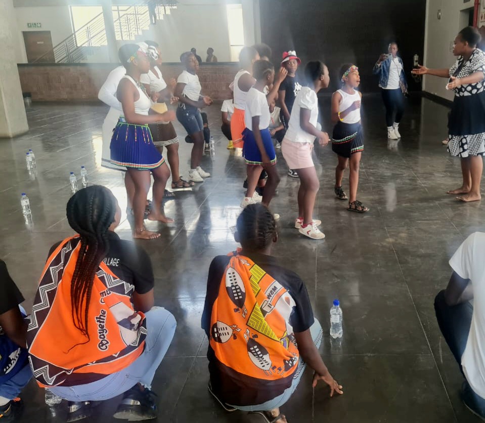 City_Ekurhuleni's tweet photo. Walking the road and teaching the youth were Dr Tu Nokwe, Gcebile Dlamini, Phuthi Mojela, Landisile Nomnqokwana, Joe Makhanza, and the #CoESRAC team. It was a proud moment for all to see the talented youth showcase what they had learnt.
#CoEWorks #CoEArts https://t.co/JEtcj211IB