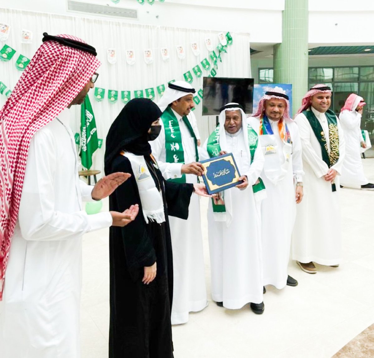 CoPHTM's tweet photo. صور | 📸 
 #كلية_الصحة_العامة_وطب_المناطق_الحارة وبمشاركة #كلية_التمريض و #كلية_الصيدلة تم إقامة حفل #اليوم_الوطني_السعودي_92 بحضور سعادة وكيل الجامعة للشؤون الأكاديمية الدكتور حسن بن عبدالله إسحاق ومنسوبي المقر من الطلاب والهيئة الأكاديمية والإدارية

#جامعة_جازان https://t.co/av8LlbKhIg