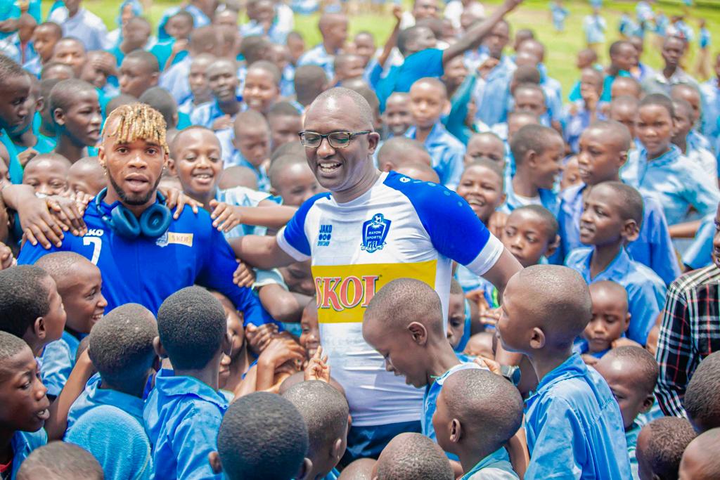 rayon_sports's tweet photo. None ku wa gatanu abayobozi , abakinnyi na abatoza b'ikipe ya @rayon_sports basuye ikigo cy'amashuri cya #GSMuhato i @RubavuDistrict mu rwego rwo gukundisha abakiri bato umupira wa amaguru ...
#Gikundiro | #OneTeamOneDrea https://t.co/BLWtNWbjJV