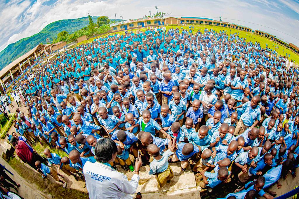 rayon_sports's tweet photo. None ku wa gatanu abayobozi , abakinnyi na abatoza b'ikipe ya @rayon_sports basuye ikigo cy'amashuri cya #GSMuhato i @RubavuDistrict mu rwego rwo gukundisha abakiri bato umupira wa amaguru ...
#Gikundiro | #OneTeamOneDrea https://t.co/BLWtNWbjJV