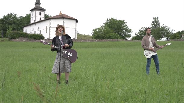 euskaltelebista's tweet photo. 🎼#SOSKantakETB #Itsasu|n: ''Itsasuko Elizaldeko'', #LideHernando eta @ikerlauroba|ren ahotsean
▶️#BIDEOA ⬇️
https://t.co/FfnmWlfsda
@KlaraMendizabal https://t.co/y2zcoff9Li