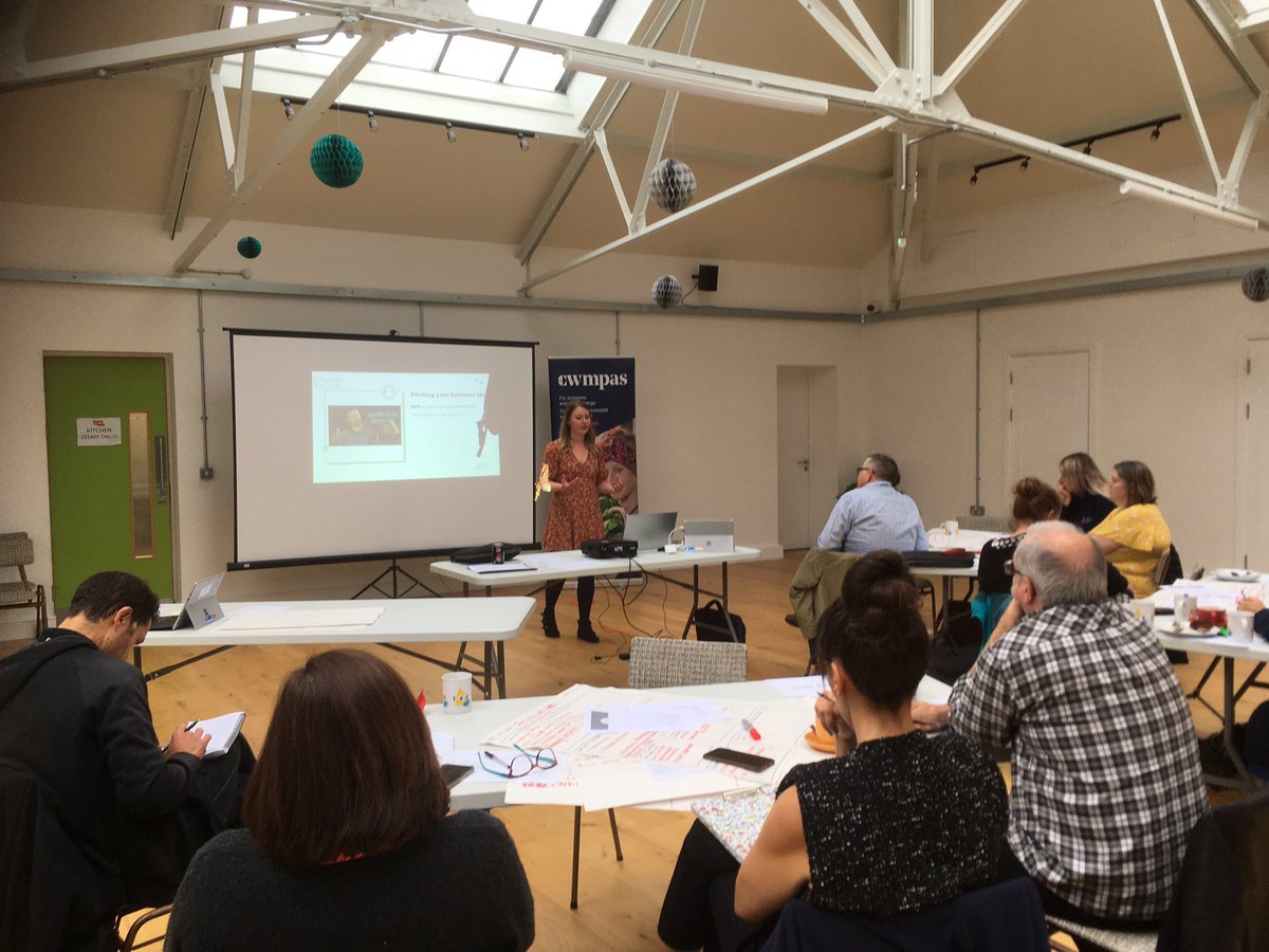 <a href="/LesleyW_ICE/">Lesley Williams</a> of <a href="/Welsh_ICE/">ICE</a> preparing our groups to pitch their ideas at the #Haverfordwest Hack of Kindness