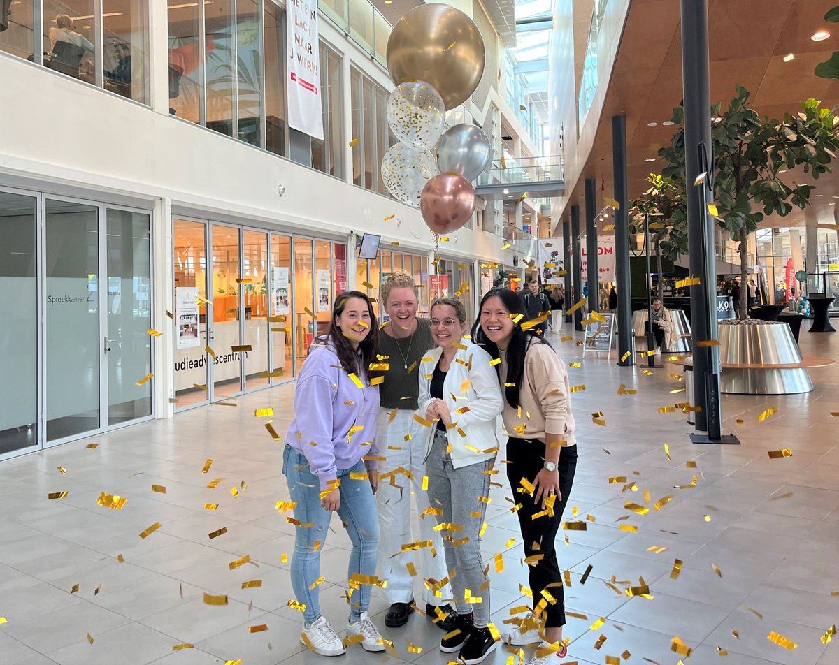 TROTS!🤩 We vallen maar liefst 14x in de prijzen in het Elsevier Beste studies 2022 onderzoek.🙌 In totaal scoren 7 opleidingen een gouden medaille, daarnaast zijn er 3 zilveren en 4 bronzen opleidingen.🏆 Lees het nieuwsartikel👉 nhlstenden.com/nieuws-en-arti…
#onderwijs #elsevier