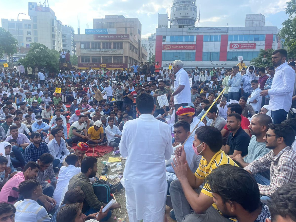 ManishYadavIn's tweet photo. ओबीसी आरक्षण विसंगतियों को दूर करने के संबंध में आज 30 सितंबर शुक्रवार को शहीद स्मारक जयपुर में विशाल धरना प्रदर्शन एवं रैली के आयोजन में मैं शामिल हुआ, इस संदर्भ में संघर्ष समिति के साथियों के साथ सरकार की उच्चस्तरीय वार्ता हुई जिसमें सरकार की तरफ से यह आश्वासन दिया गया कि.../1 https://t.co/iJxKCUian6