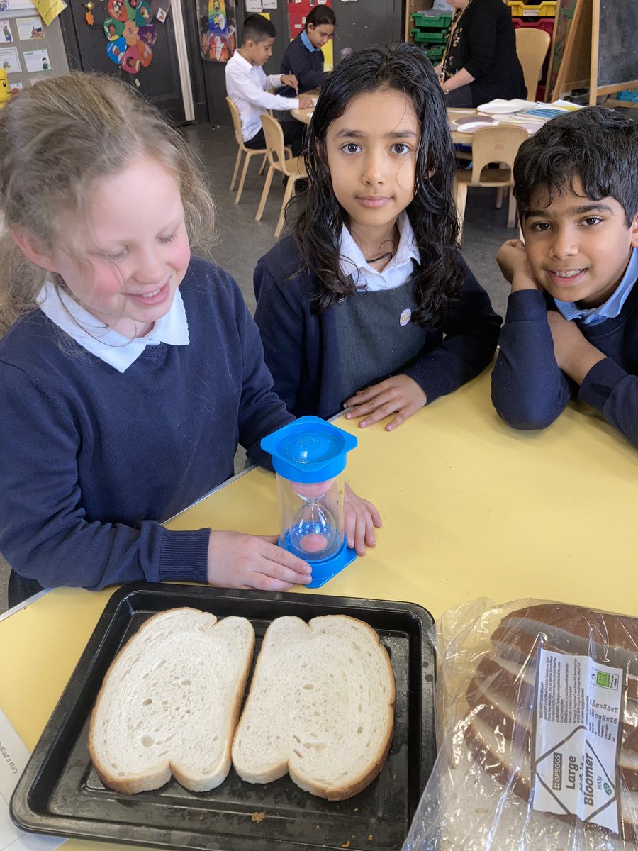 ibroxprimary's tweet photo. Using various ways to time ourself when we were making pizza 😋Fun way to explore Time and it made sure we didn’t burn the pizza 😀 #sandtimer #Stopwatch #Ipad @mathsweekscot https://t.co/A7Moe9GZqr