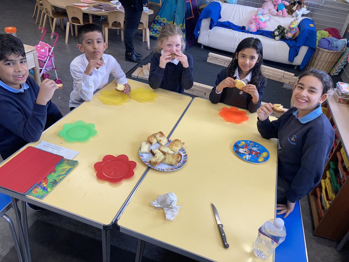 ibroxprimary's tweet photo. Using various ways to time ourself when we were making pizza 😋Fun way to explore Time and it made sure we didn’t burn the pizza 😀 #sandtimer #Stopwatch #Ipad @mathsweekscot https://t.co/A7Moe9GZqr
