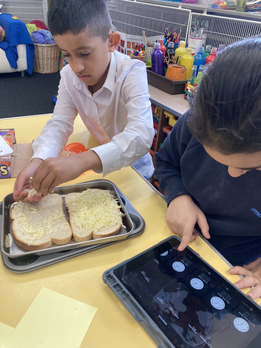 ibroxprimary's tweet photo. Using various ways to time ourself when we were making pizza 😋Fun way to explore Time and it made sure we didn’t burn the pizza 😀 #sandtimer #Stopwatch #Ipad @mathsweekscot https://t.co/A7Moe9GZqr