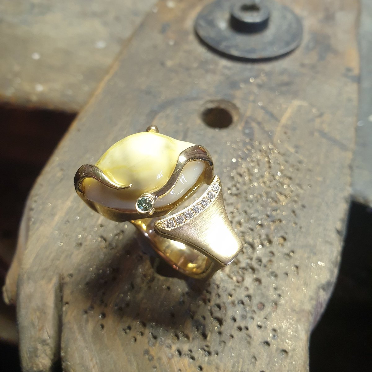 creativeC_ch's tweet photo. Mercii für dä Uftrag..🥰

Cooles Design Stück, ich mag es..und du?!

Ring Gelbgold 22kt mit einer Muschel, 7 Brillanten und einem grünen Brillant https://t.co/eIx4OH2NCl