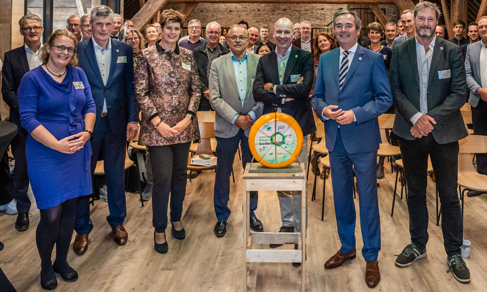 Hernieuwde samenwerking voor toekomstbestendig platteland, met convenant <a href="/GroeneCirkels/">Groene Cirkels</a> Kaas en Bodemdaling bit.ly/3RqMtPy

#CO2credits #kruidenrijkgrasland #biodiversiteit  #veenweiden #wis

Met @DeGraafstroom @Deltamilk @Wageningen <a href="/wsrivierenland/">Waterschap Rivierenland</a> <a href="/Rabobank/">Rabobank</a> @naturalis