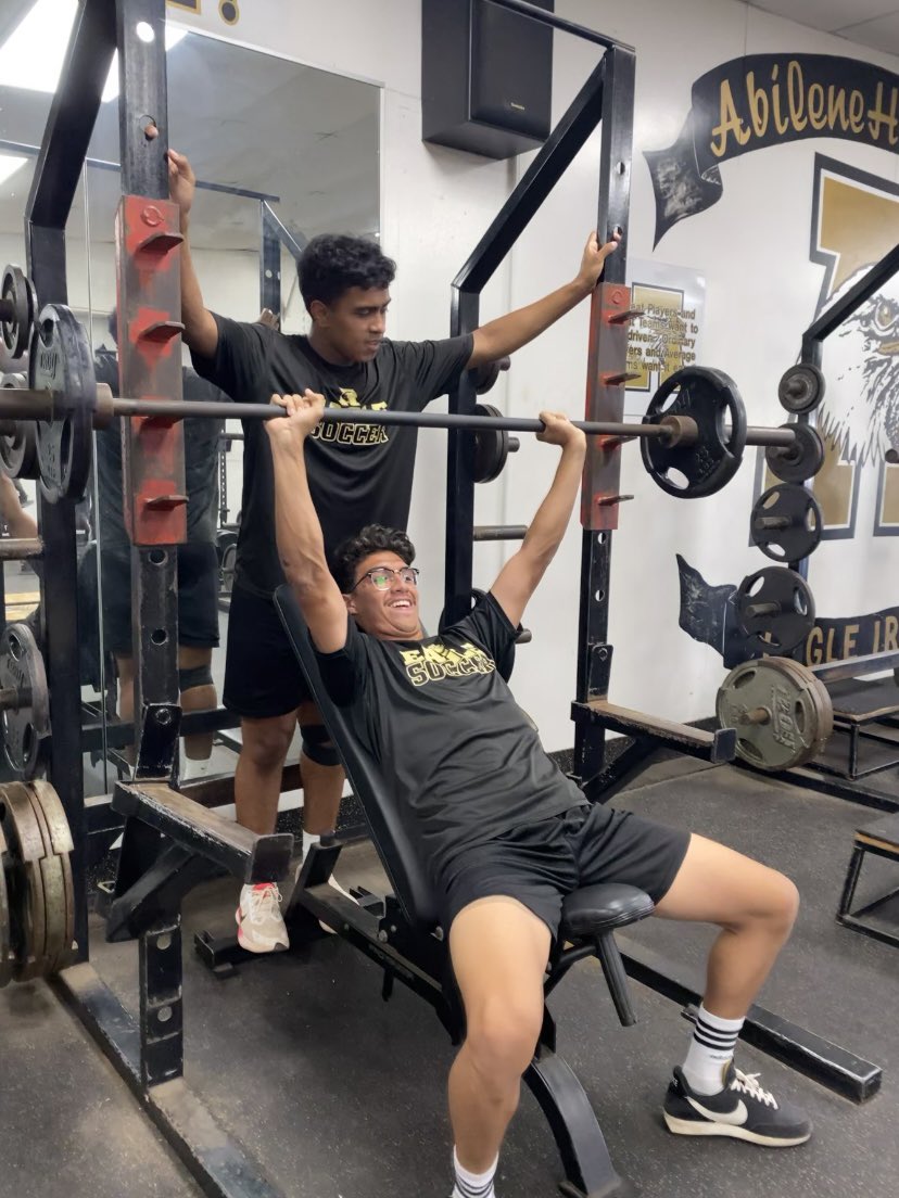 EagleBoysSoccer's tweet photo. These guys have been putting in work all fall 💪 🦅 #weliftweights #flying https://t.co/9NTLc1DPw1