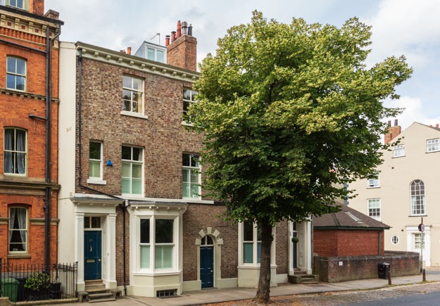 Blenkinandco's tweet photo. York townhouses from the early 19th century always attract attention, particularly if they're close to St Peter's &Bootham Schools. This one on Bootham comes with glorious interiors, south facing walled garden and a lovely outlook. #CityCountryCoast #York #Bootham @propertywords https://t.co/wGa8GWWJww