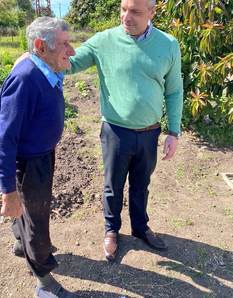 DanielGraffigna's tweet photo. Nuevo Berlín, junto al alcalde Hernan Godoy, conversamos sobre temas de interés general. También con funcionarios de BPS y representantes de la empresa administradora que trabajan en el complejo habitacional de la localidad, estuvimos en contacto con nuestros beneficiarios https://t.co/vMG3jW7bjL