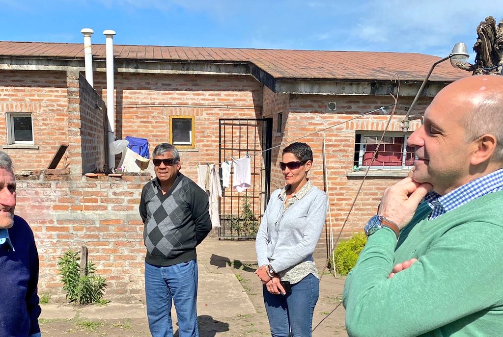 DanielGraffigna's tweet photo. Nuevo Berlín, junto al alcalde Hernan Godoy, conversamos sobre temas de interés general. También con funcionarios de BPS y representantes de la empresa administradora que trabajan en el complejo habitacional de la localidad, estuvimos en contacto con nuestros beneficiarios https://t.co/vMG3jW7bjL