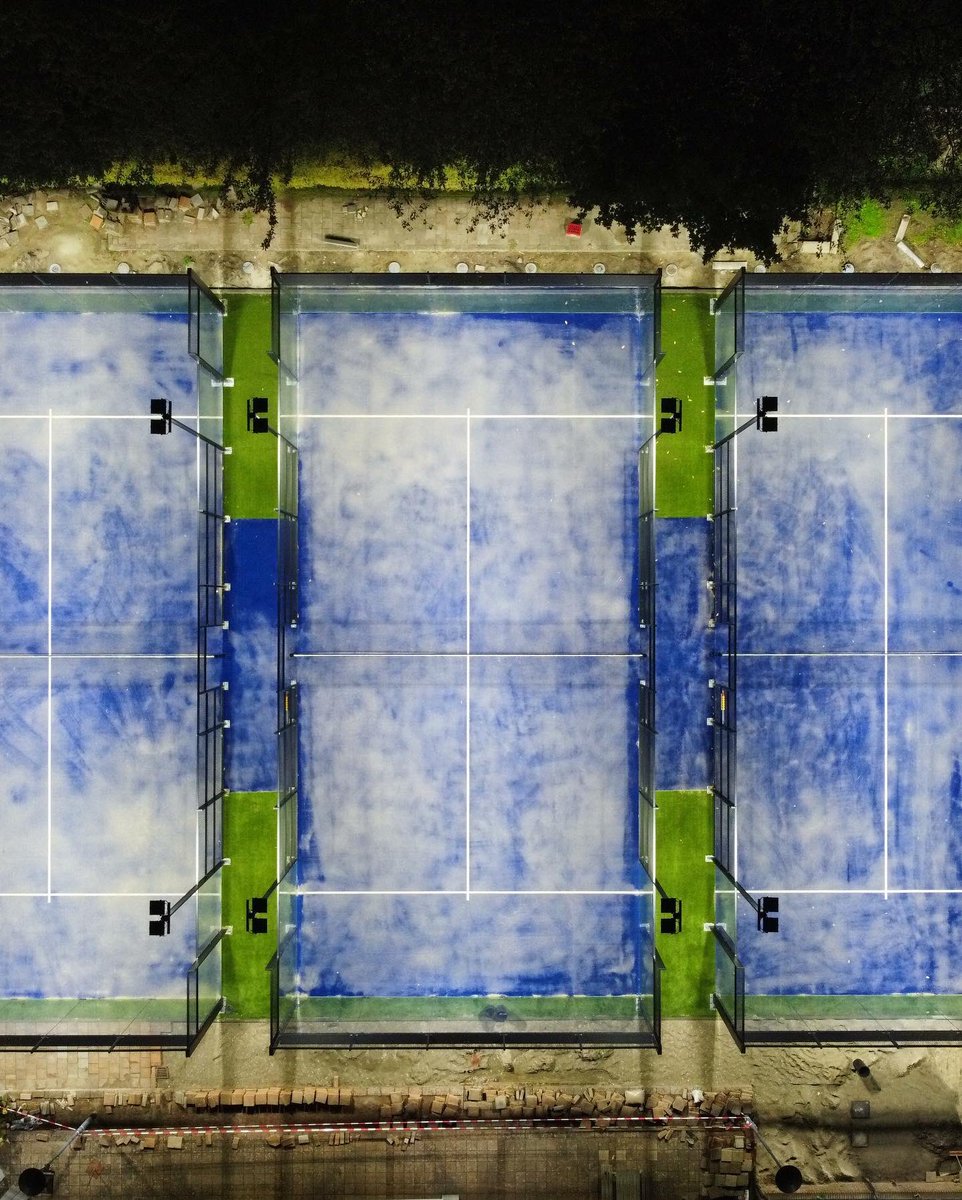 LTCRhoon's tweet photo. Verlichting op de padelbanen
Deze week zijn de (led)lichtmasten geplaatst rondom de drie padelbanen. De banen zijn nu echt op een haar na klaar. Er moeten nog een paar restpunten worden afgewerkt door de bouwer en dan mogen we de padelbaan op! #ltcrhoon https://t.co/TABS6grI4q