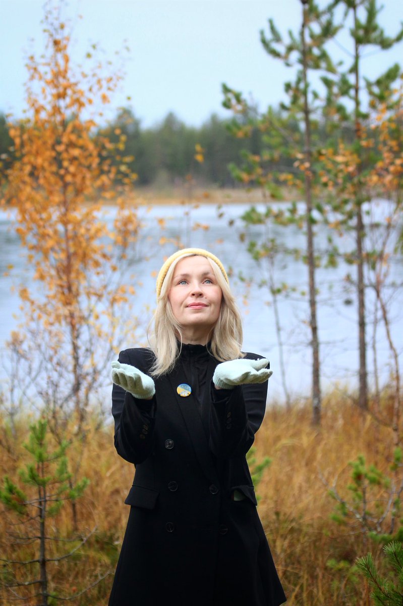 Sodankylässä satoi aamulla lunta. Valitettavasti nämä varsin vaatimattomat hiutaleet eivät näkyneet kuvissa, joten teidän on nyt vain uskottava minua.
