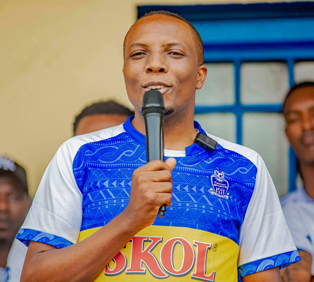 rayon_sports's tweet photo. @rayon_sports kandi yahaye impano y'imipira yo gukina abanyeshuri ba #GSMuhato . ...
#Gikundiro | #OneTeamOneDrea https://t.co/FOubx2VNiA