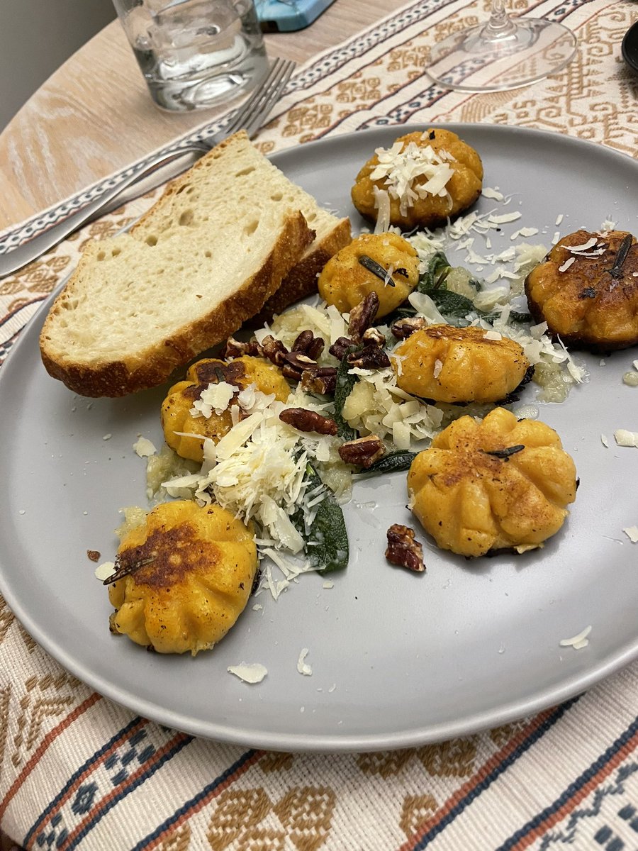 Made pumpkin-shaped gnocchi last night in a vegan Parmesan sauce 🤤