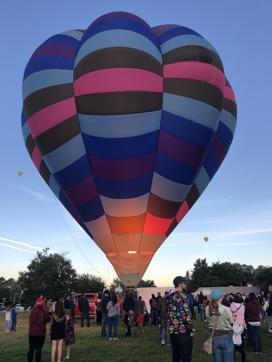 ComancheCubs's tweet photo. It was a beautiful morning at Comanche ES's ABQ Aloft! A great big THANK YOU to Mr. Sprinkles and Clydescope for bringing in a colorful morning and lots of smiles to our Cubs! @APSLZ4 https://t.co/21bgP5Eus6