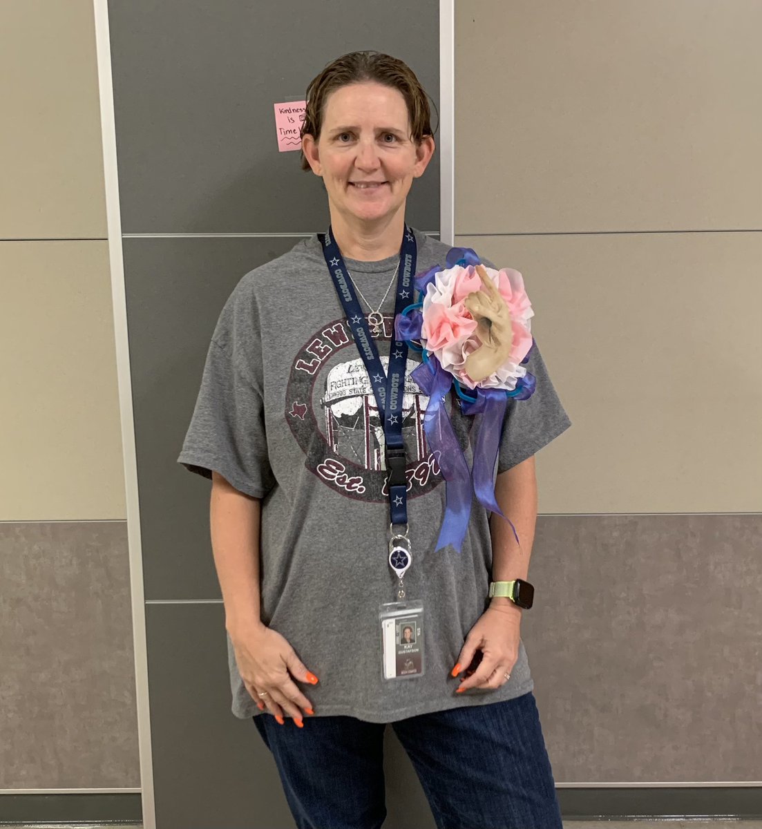 kaygustafson's tweet photo. Hoco mum/garter day!  Thank you Art Club and Shaw for making me an alternamum this year. @LewisvilleHS @lewisvillestuco #LHSspiritdays https://t.co/H0XNxfbOu7