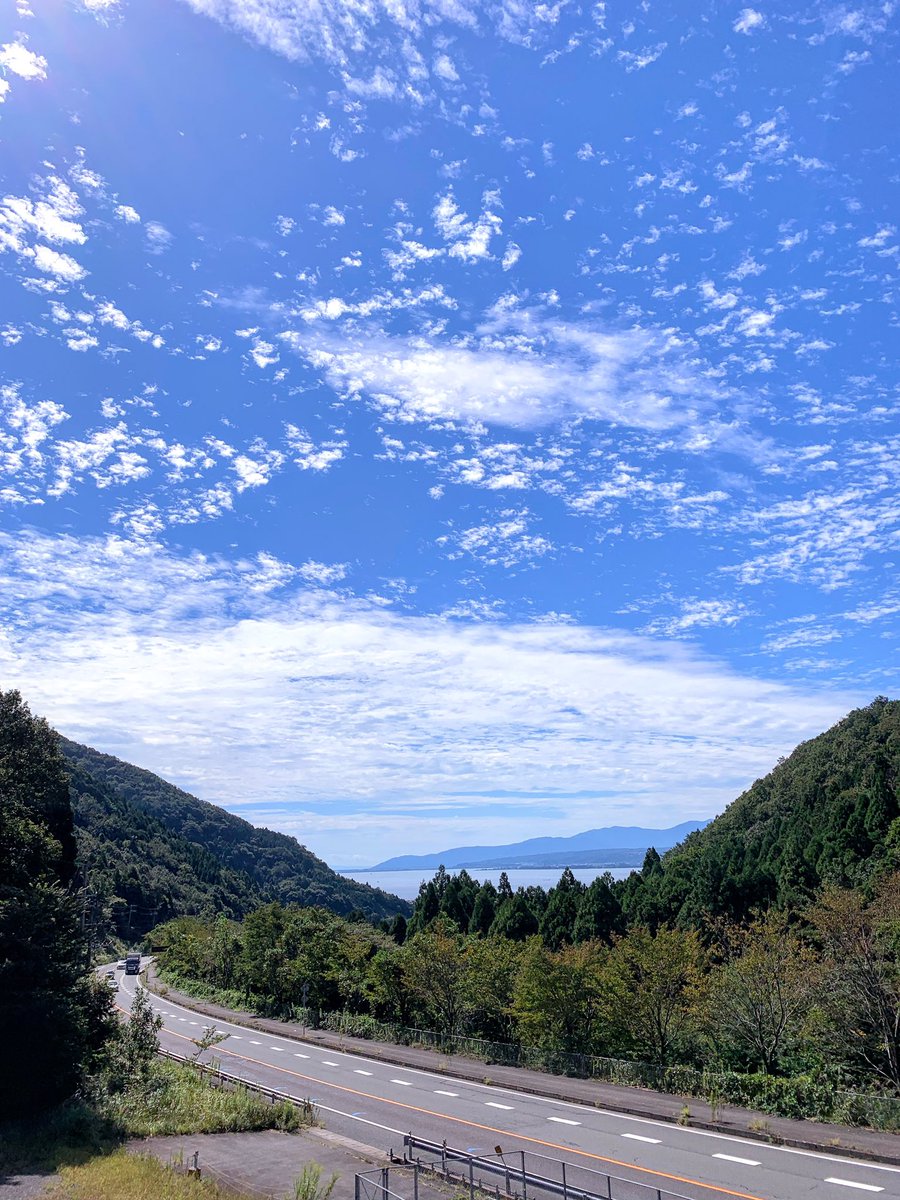 kaz_inadachi's tweet photo. ここからの景色
いい感じ
#追坂峠 #琵琶湖 #R161 #秋の空 https://t.co/gZEAjsLHfA