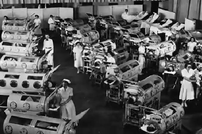 contagemcorona1's tweet photo. 💔📸Epidemia de Poliomielite na Europa. Essas crianças não tiveram a oportunidade de vacinar. Não havia o imunizante.

HOJE, VOCÊ tem essa essa oportunidade livrando crianças de uma doença devastadora.

A campanha nacional termina nesta sexta. VACINEM às CRIANÇAS. Ainda dá tempo! https://t.co/KLzRwwwZBq