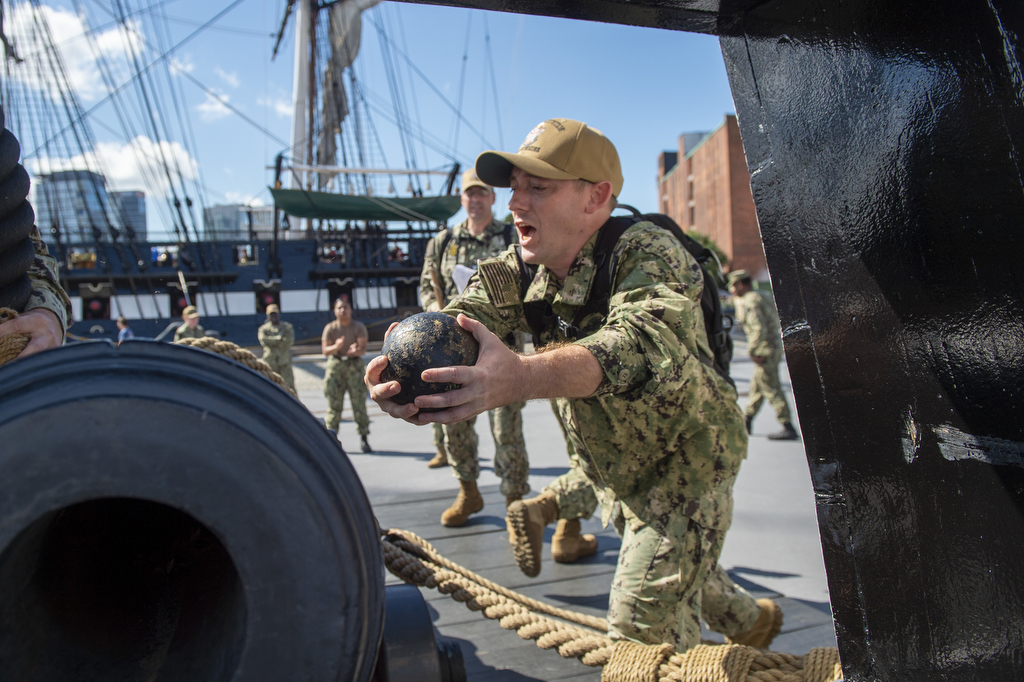 USNavy's tweet photo. Hooyah #ChiefSelects! ⚓ 💪 🇺🇸 #FitnessFriday
📍 BOSTON (Sept. 27, 2022) U.S. Navy petty officers first class, selected for promotion to chief petty officer, participate in a pike drill during #ChiefPettyOfficerHeritageWeek.
📸 : by Airman Austin Jean https://t.co/Bt1BTl4gvL