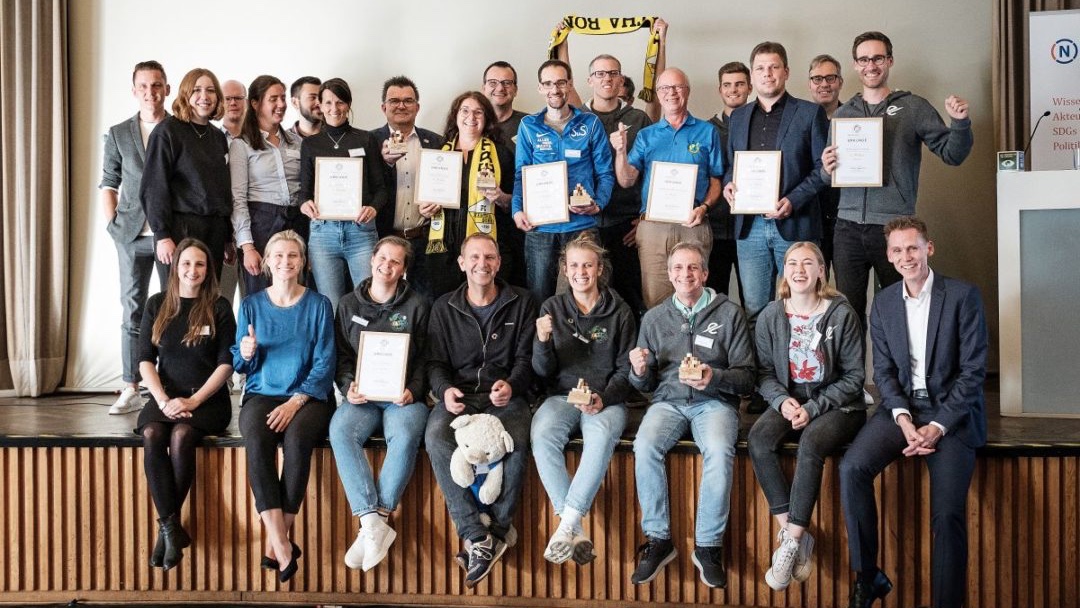 Fünffacher Jubel für NRW-Sportvereine beim  Wettbewerb „WestDerby Zukunft“ von <a href="/RENNwest/">RENN.west</a>:  Der SC Paderborn, <a href="/TSCEintrachtD/">TSC Eintracht Dortmund</a>, Hertha Bonn und SuS Phönix Dortmund gewannen mit ihren  Nachhaltigkeitsprojekten, für Vorwärts Spoho Köln gab es einen Jurypreis! lsb.nrw/medien/news/ar…