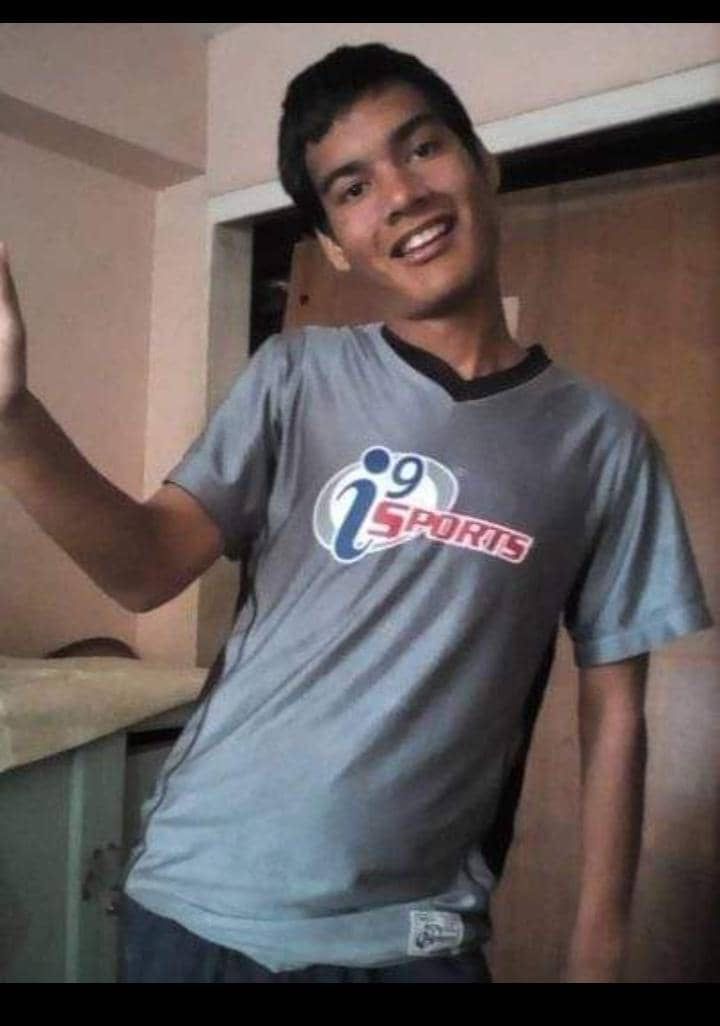 Extraviado por el sector del metro los cortijos Xavier Andrade 21 años autista viste chemise anaranjada y mono negro si es visto notificar a sus familiares al +58 424-1842063 Favor difundir  Me lo mando un amigo, es sobrino de un amigo de el, así que la información es verificada