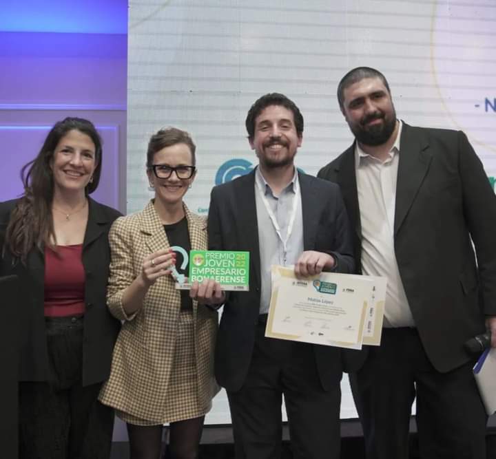 #PremioJEFEBA 2022
Recibimos <a href="/sbatakis/">Silvina Batakis</a>,pta <a href="/BancoNacion/">Banco Nación</a> y entregó el premio por Nuevo Emprendimiento, Jazmín Máximo,OrtigaMansa de S.A.Areco.
Desarrollo Tecno, IDSM Soluciones, <a href="/cicmsocial/">CICM</a>
Comercio Local, Mata MT de <a href="/UCIVillaGesell/">UCI Villa Gesell</a> 
Proyección Int., MDL Prod, <a href="/CAMARAVALSINA/">Cámara de Comercio</a>.