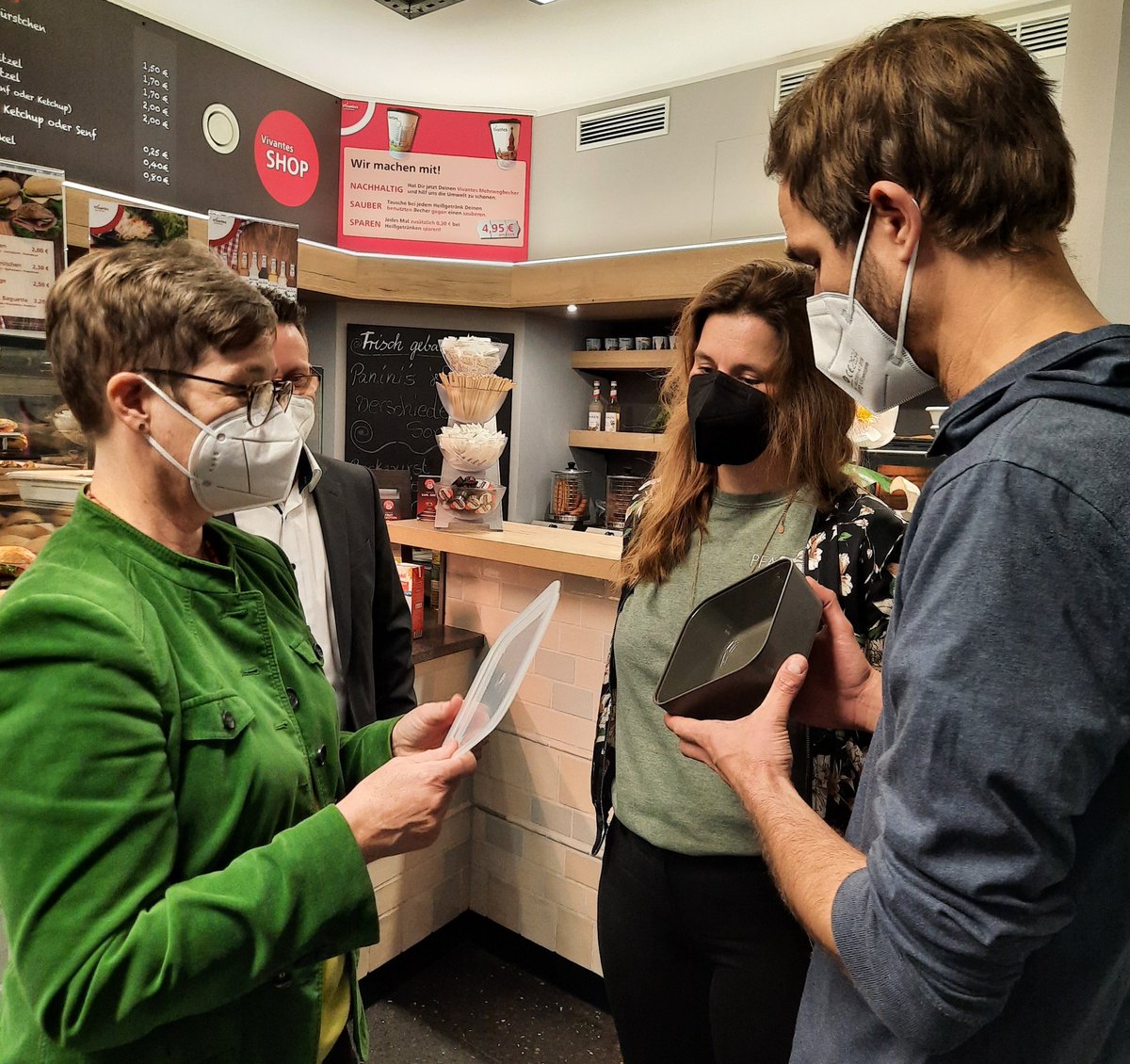 SenWGP's tweet photo. #GoodNews: @Vivantes hat in seinen Bistros Pfandboxen to go eingeführt. Einwegverpackungen gehören damit der Vergangenheit an. #Nachhaltigkeit @PfaboB https://t.co/0zt574Ik8X