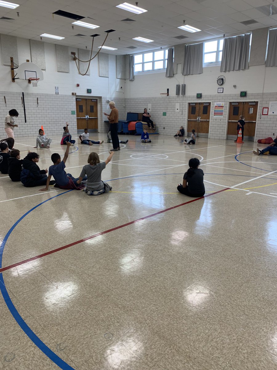 Mr. U facilitating a 4th S discussion at the end of todays PE lesson to revisit todays learning target and seeking S feedback of glows and grows! @kristi_enriquez @AMGlinowiecki