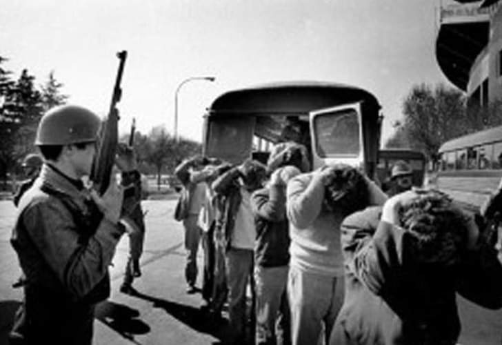 NikolayOCDC's tweet photo. Un día como hoy, el 30 de septiembre de 1973, el escuadrón de la muerte del ejército chileno conocido como la Caravana de la Muerte voló en helicóptero desde el sur hasta el norte de Chile y comenzó a asesinar a decenas de personas detenidas. ☟ https://t.co/VzdtEwjPib