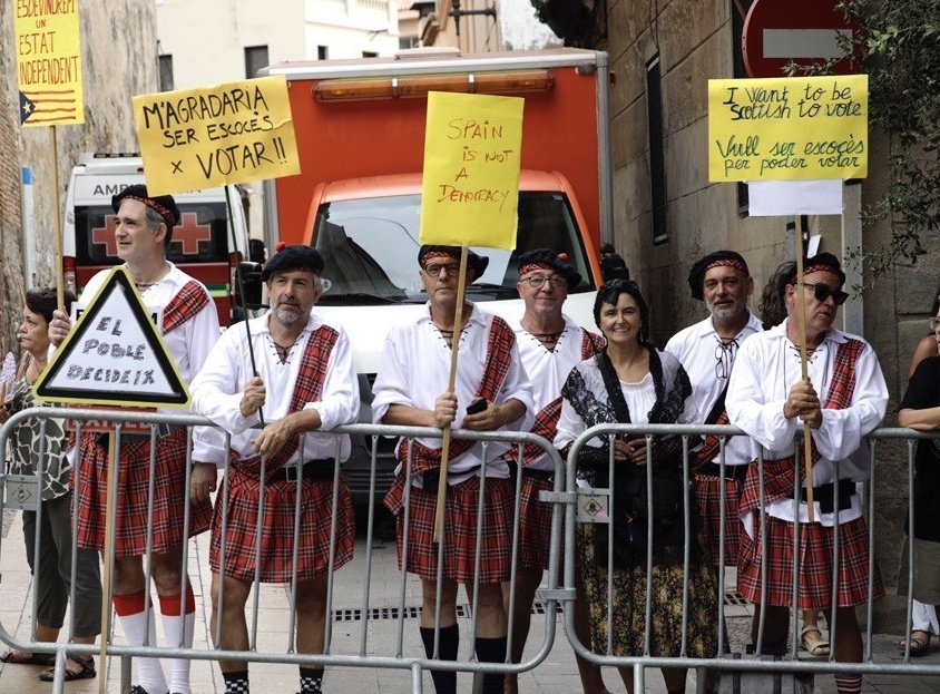 MainatJM's tweet photo. Demà a les 17, a l'Arc de Triomf, hi ha concentració reivindicativa de l'Assemblea per l'1 d'octubre.
Uns quants hi aniran vestits d'escocesos sota el lema:
"VOLDRIA SER ESCOCÈS PER PODER VOTAR!
Si us hi voleu apuntar, ja ho sabeu! https://t.co/4EBUPAUGSt
