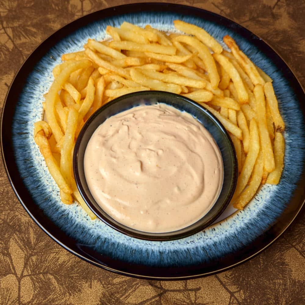 AvidlyRavenous's tweet photo. This sriracha aioli is an extremely versatile sauce. It only takes about 5 minutes to throw together and BAM you feel fancy for making your own sauce. #aioli #homemadesauce

https://t.co/4vxuZiaLDu https://t.co/j1iRaT9oCa