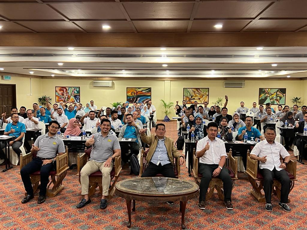 Majlis Perasmian Bengkel Pemantapan Penyelenggaraan Jalan N.Terengganu Darul Iman 2022 disempurnakan oleh YBrs. Ir.Haji Md.Ridzwan bin C.Chik <a href="/IrHjMdridzwan/">IrHjMdridzwan</a> Pengarah Kerja Raya Negeri Terengganu.
<a href="/JKRMalaysia/">JKR Malaysia</a> <a href="/IrZulkefly/">Mohd Zulkefly S</a> <a href="/HasliJKR/">Hasli Ibrahim (Ir. Dr.)</a> <a href="/JkrMalwi/">MOHAMAD ALWI MAT ZIN</a> <a href="/bhgjalan_jkrtrg/">BAHAGIAN JALAN JKR TERENGGANU</a> <a href="/ElizaSufinahJKR/">ElizaSufinah</a>