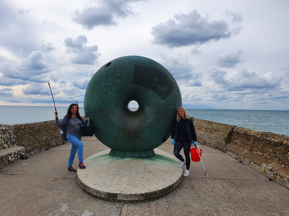 Litter picking our beautiful autumn beach with our colleagues <a href="/BCConference/">Brighton Centre Conf</a> this morning. What a postive start to a day! 
#sustainableevents #eventprofs #visitbrighton #unsustainabledevelopmentgoals #lifebelowater