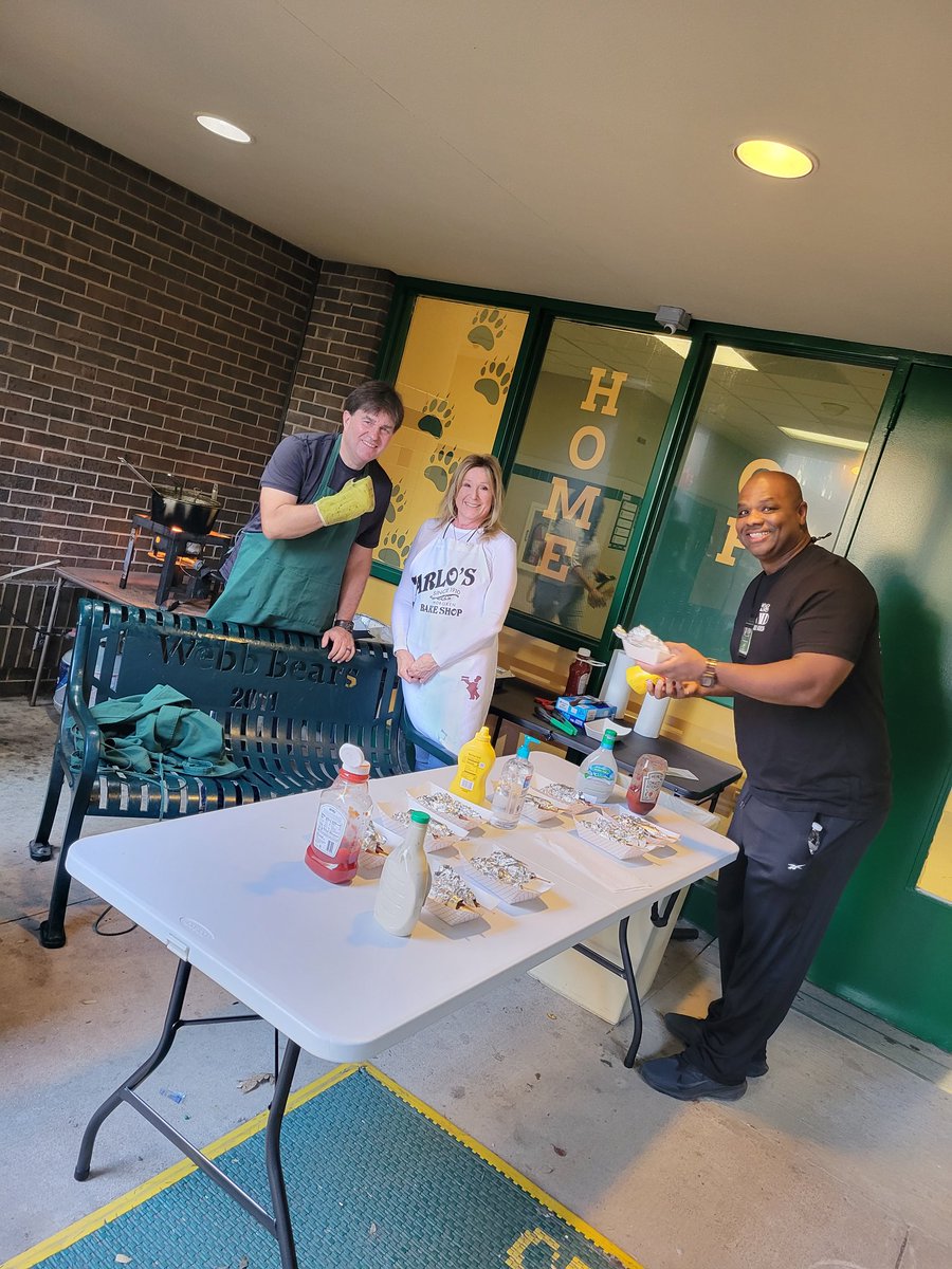 RSanchez_GISD's tweet photo. Oh you thought you could only get delicious corn dogs at the fair???
Our very own Chef Claire and Chef Pirpich bringing it this FRYDAY morning.
@Webb_Bears
#WebbTimeToShine
#WebbPRIDE #TheGISDEffect https://t.co/TcQOStUlVR