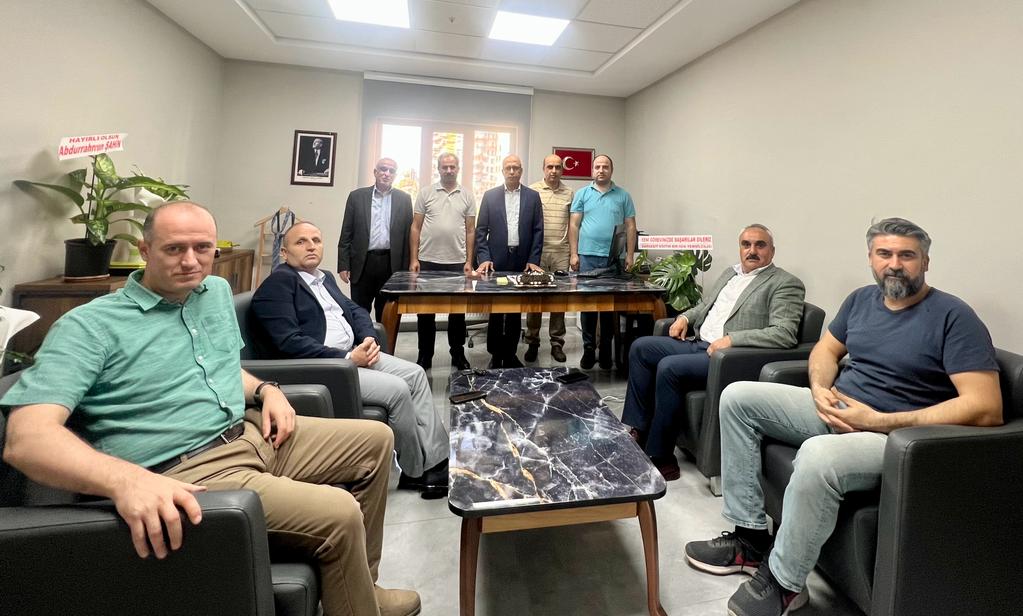 memursenmardin's tweet photo. Memur sen Mardin il temsilcisi iken milli eğitim müdür yardımcılığına atanan sn. @eyyup_deger ile müdür yardımcılıklarına atanan sn. @maliaz2 ve sn. @SabahattinSmer2  beylere İl temsilcimz @aselamdemir47 başkanlığında hayırlı olsun ziyaretinde bulunduk.
@_aliyalcin_ https://t.co/uIVhqF1CnU