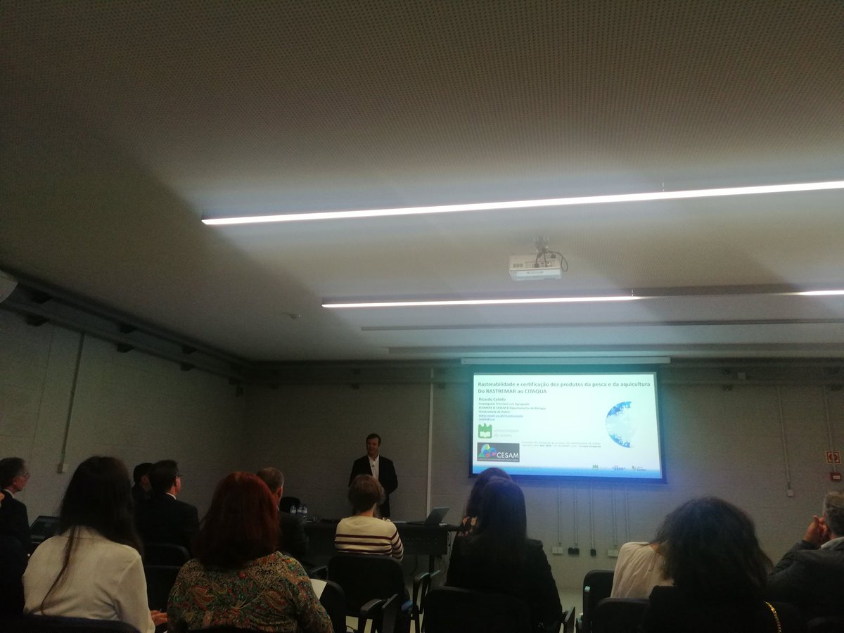 🎉Full House! 🏡
Today, our 👩‍🔬 researchers 👨‍🔬 Ricardo, <a href="/anaifsousa/">Ana Sousa</a> and <a href="/jpmcoelho/">João Pedro Coelho</a> presented some of the results from their projects supported  by #mar2020 🌊 in the event "Dia da #Aquicultura" 🐟 organized by #DRAPCentro at #ECOMARE

@CESAM_Univ
#cesam_univ