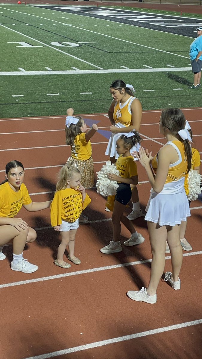 cmullig3229's tweet photo. We had SO much fun at the KP Varsity football game last night! Go Panthers!
#goldfightwin @HumbleISD_KPHS @kpark_cheer @KParkSilvies https://t.co/Bn6TTZb4Z9