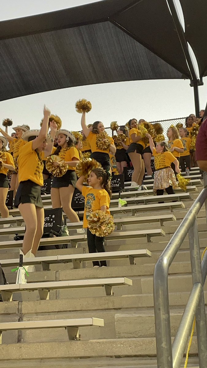 cmullig3229's tweet photo. We had SO much fun at the KP Varsity football game last night! Go Panthers!
#goldfightwin @HumbleISD_KPHS @kpark_cheer @KParkSilvies https://t.co/Bn6TTZb4Z9
