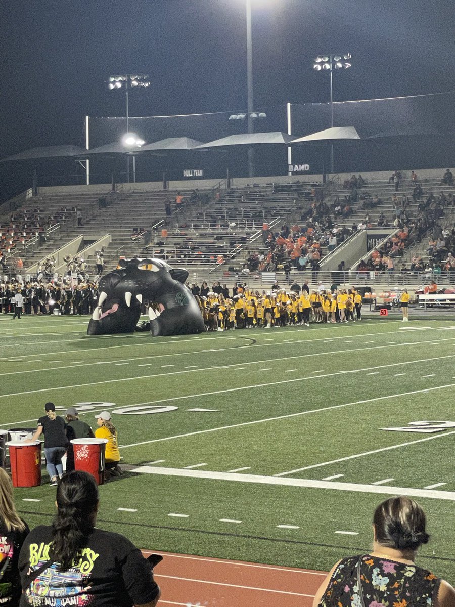 cmullig3229's tweet photo. We had SO much fun at the KP Varsity football game last night! Go Panthers!
#goldfightwin @HumbleISD_KPHS @kpark_cheer @KParkSilvies https://t.co/Bn6TTZb4Z9
